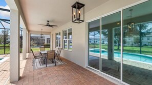 Outdoor dining - The Yorkshire Grand Villa (Davenport)