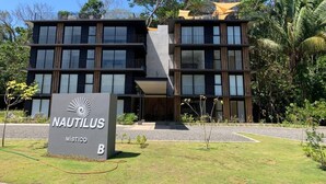 Un edificio moderno con un letrero que dice 'NAUTILUS MISTICO B'.