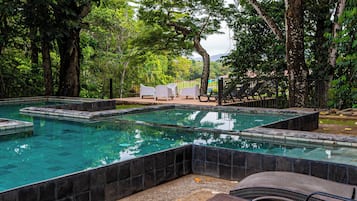 Kolam renang outdoor