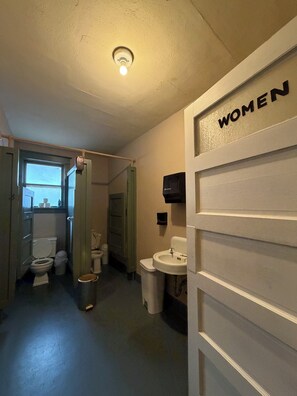 Een douche, handdoeken, toiletpapier