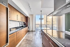 Coffee/tea maker, fridge, microwave, oven - Icon Brickell 2BDR 49th Fl Ocean & Pool Views (Miami)