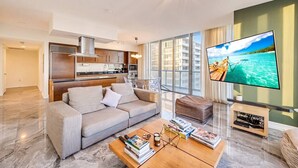 Una sala de estar moderna con un sofá, una mesa de centro y un televisor.