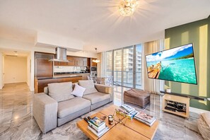 TV - Icon Brickell 2BDR 49th Fl Ocean & Pool Views (Miami)