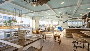 Outdoor dining - Downtown Nashville Studio – Margaritaville Pool & Live Music (Nashville)