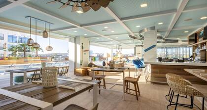 Downtown Nashville Studio – Margaritaville Pool & Live Music