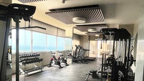A gym with various exercise equipment, a bench, and dumbbells. - Marriott & Playa Dormida Area +Vista al Mar + Piscina infinity/jacuzzis (Magdalena)