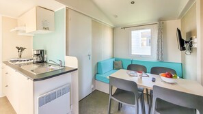 Wasserkocher mit Kaffee-/Teezubehör, Kühlschrank, Mikrowelle, Herdplatte