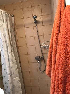 Hiustenkuivaaja, pyyhkeet, saippua, vessapaperi
