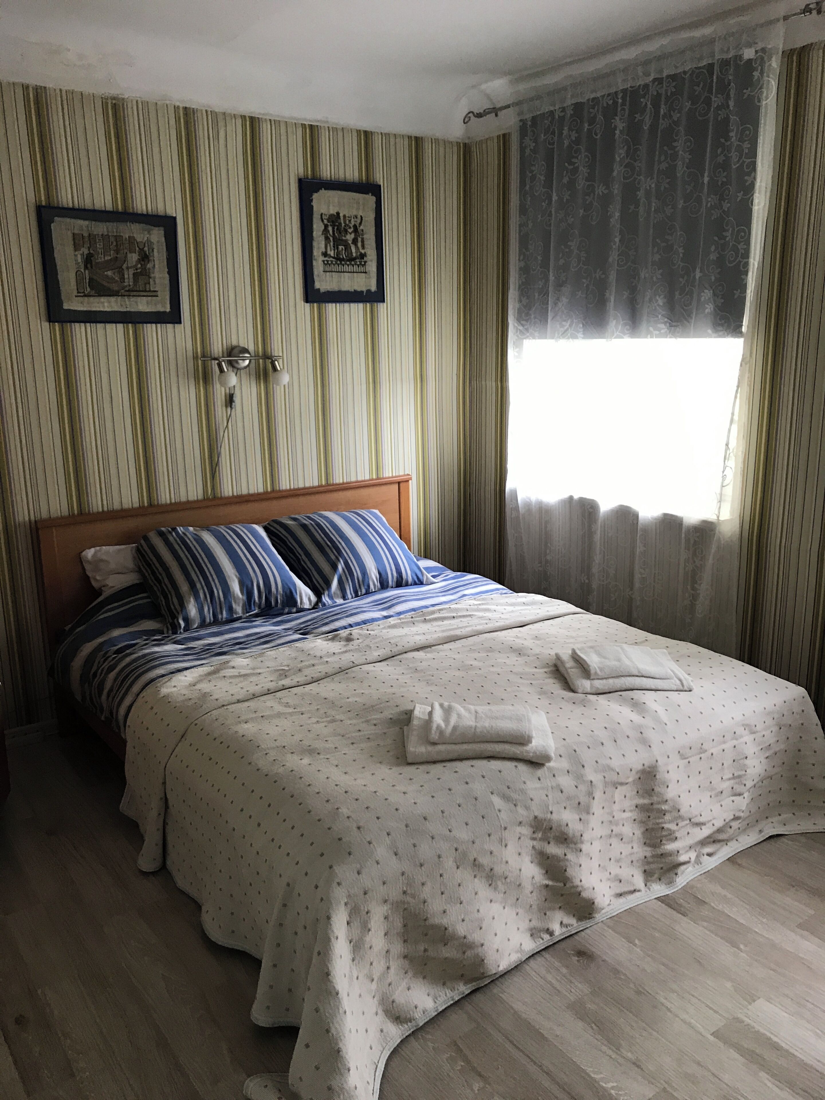 2 bedrooms, iron/ironing board, internet, bed sheets