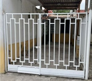 المنطقة المحيطة بالمنشأة