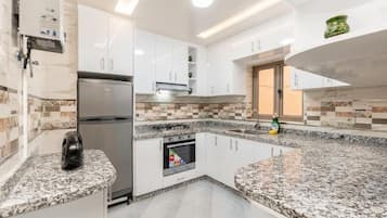 Apartment, Balcony, City View | Private kitchen