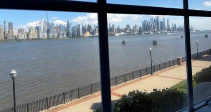 Spacious WATERFRONT CITY VIEW 3-bedroom apt 15 min from city and metlife