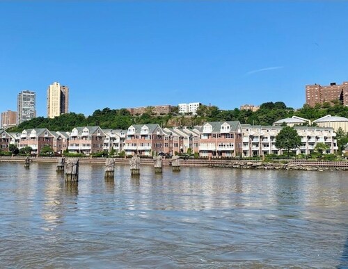 Spacious WATERFRONT CITY VIEW 3-bedroom apt 15 min from city and metlife