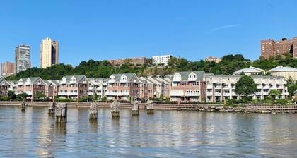 Spacious WATERFRONT CITY VIEW 3-bedroom apt 15 min from city and metlife