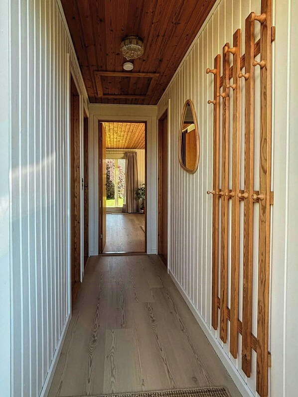 A hallway with wooden flooring, white walls, and a wooden ceiling. - Summer house close to Ristinge Beach, Langeland (Humble)