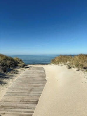 A sandy beach path leading to the ocean with clear skies. - Summer house close to Ristinge Beach, Langeland (Humble)