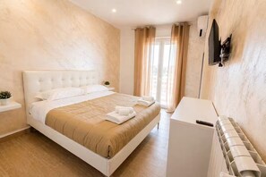 Iron/ironing board, WiFi, bed sheets - Vrbo Property (Isola Sacra)