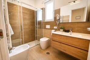 Hair dryer, bidet, towels, soap - Vrbo Property (Isola Sacra)