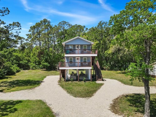 Modern Coastal Stay Near Apalachicola Bay