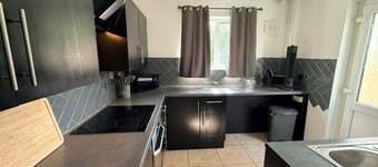  Semi-Detached w/Pool Table & Garden