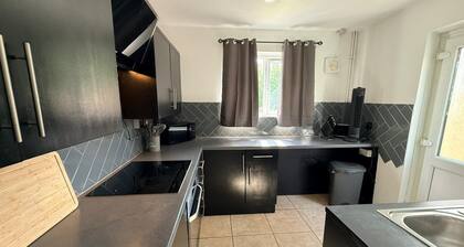 Semi-Detached w/Pool Table & Garden