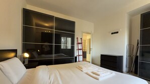 A modern hotel room with a large bed, a wardrobe, a desk, and a mirror. - 5 Minuten zu Fuß vom Bahnhof Milano Lambrate (Milan)