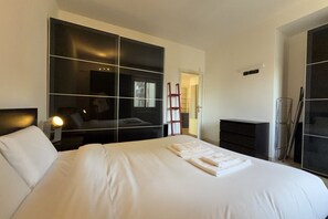 A modern hotel room with a large bed, a wardrobe, a desk, and a mirror. - 5 Minuten zu Fuß vom Bahnhof Milano Lambrate (Milan)