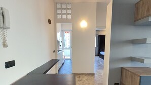 A hallway leading to a kitchen with a countertop and a door to another room. - 5 Minuten zu Fuß vom Bahnhof Milano Lambrate (Milan)