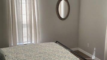 2 slaapkamers, een strijkplank/strijkijzer, gratis wifi, beddengoed