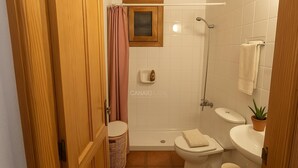 A bathroom with a shower, toilet, sink, and a small window above the toilet. - Casa Ramón, rural retreat by Garajonay Park (Agulo)