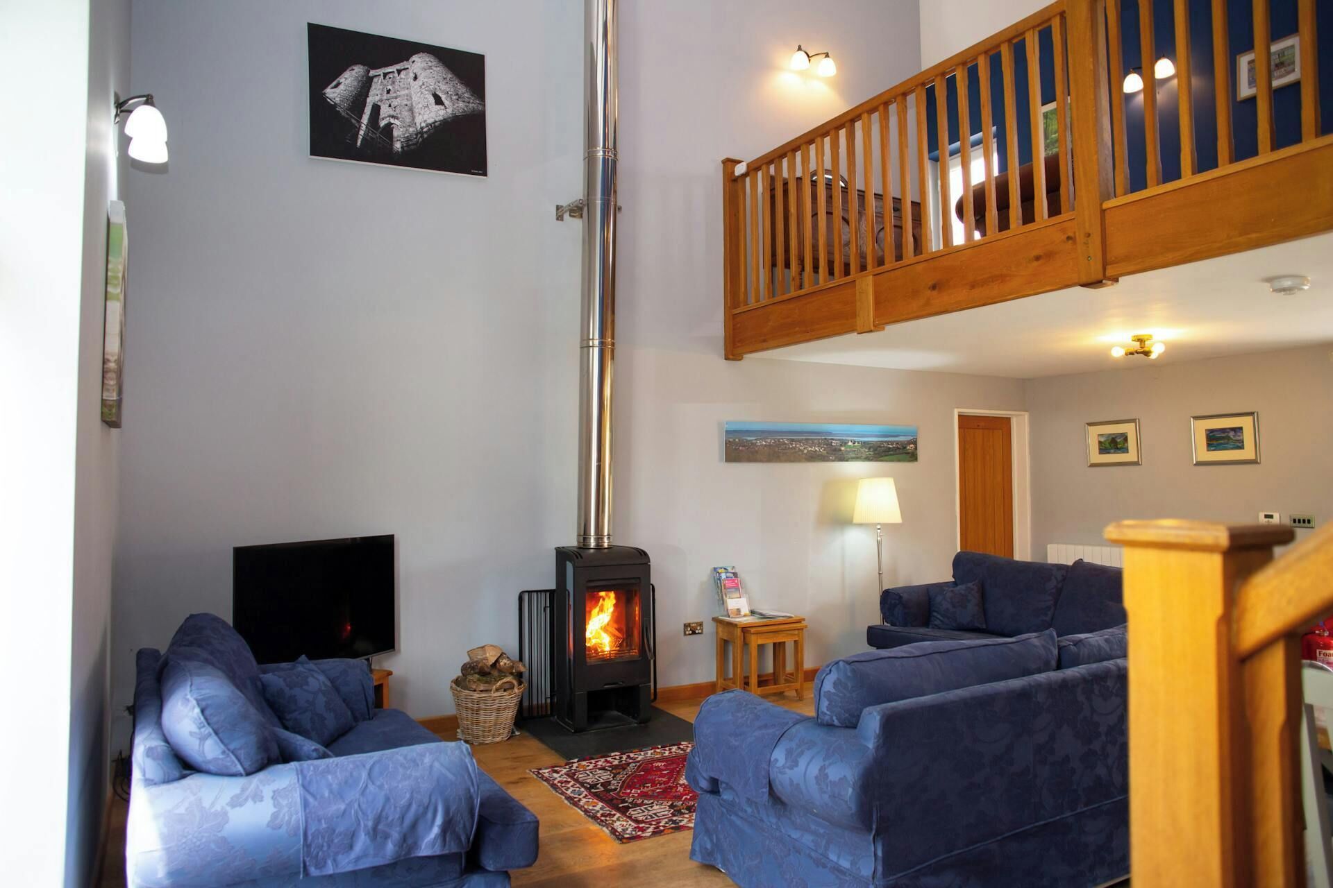 Smart TV, fireplace