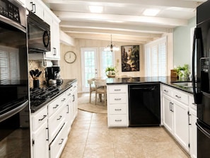 Wasserkocher mit Kaffee-/Teezubehör, Kühlschrank, Mikrowelle, Ofen