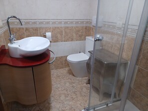 Shower, hair dryer, bidet, towels - Vrbo Property (Toscana)