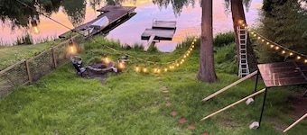Lakefront Cottage in Kent +hot tub+ firepit+ Canoe +World cup