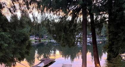 Lakefront Cottage in Kent +hot tub+ firepit+ Canoe +World cup