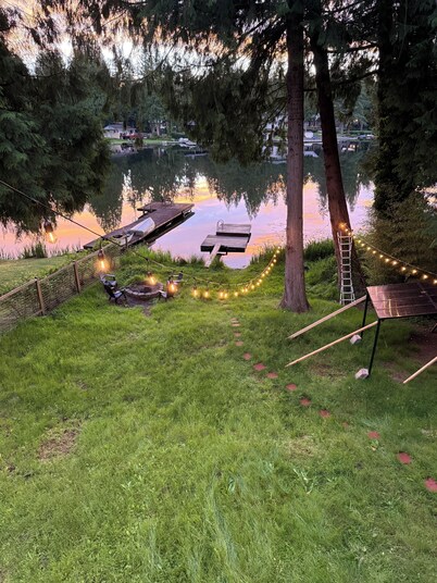 Lakefront Cottage in Kent +hot tub+ firepit+ Canoe +World cup
