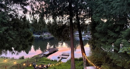 Lakefront Cottage in Kent +hot tub+ firepit+ Canoe