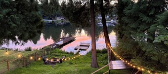 Lakefront Cottage in Kent +hot tub+ firepit+ Canoe
