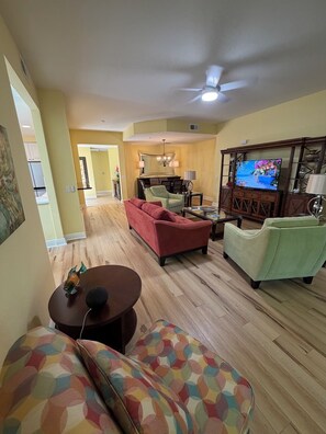 Living area - Luxury End-Unit Condo - Fiddler's Creek - Pool, Spa - Marco & Naples Beaches (Naples)