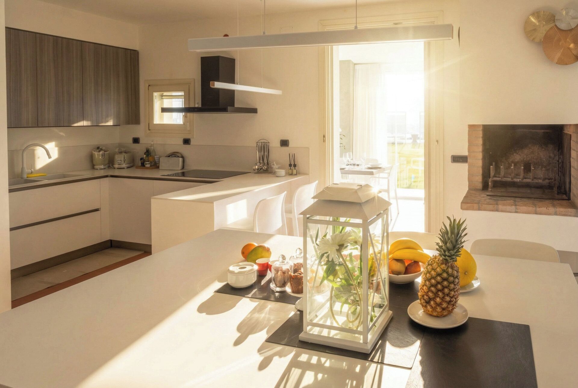 Wasserkocher mit Kaffee-/Teezubehör, Kühlschrank, Mikrowelle, Ofen