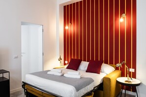 A hotel room with a bed, bedside tables, a wardrobe, and a red-striped wall. - 8 Min walk from the station and Corso Buenos Aires (Milan)