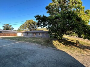 Exterior - Chinook Ranch-Perfect Family Friendly Modern Home (Myrtle Creek)