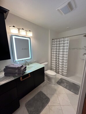 Shower, towels, toilet paper - Chinook Ranch-Perfect Family Friendly Modern Home (Myrtle Creek)