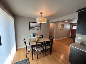 Dining - Chinook Ranch-Perfect Family Friendly Modern Home (Myrtle Creek)