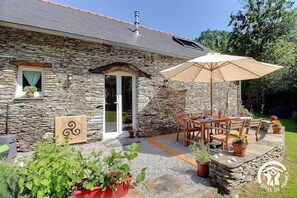 Outdoor dining - Vrbo Property (PLUSSULIEN)