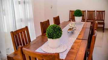 Room, 6 Bedrooms, Patio | Dining
