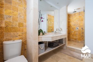 Sèche-cheveux, bidet, serviettes fournies, papier toilette