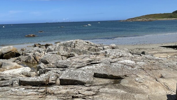A rocky beach with calm sea and boats. - A good mood - PLEUBIAN (PLEUBIAN)