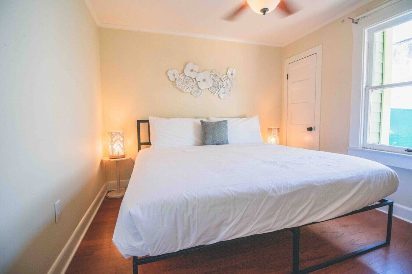 Tabla de planchar con plancha, wifi y ropa de cama 
