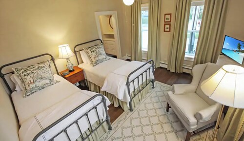 Relaxing One-Bedroom Retreat Close to Everything-Stay at the YWCA- Two Twin Beds